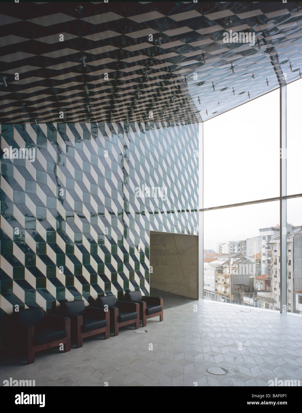 Casa de Musica, Porto, Portugal, Rem Koolhaas - Office for Metropolitan Architecture, La Casa de Musica aire de repos avec. Banque D'Images