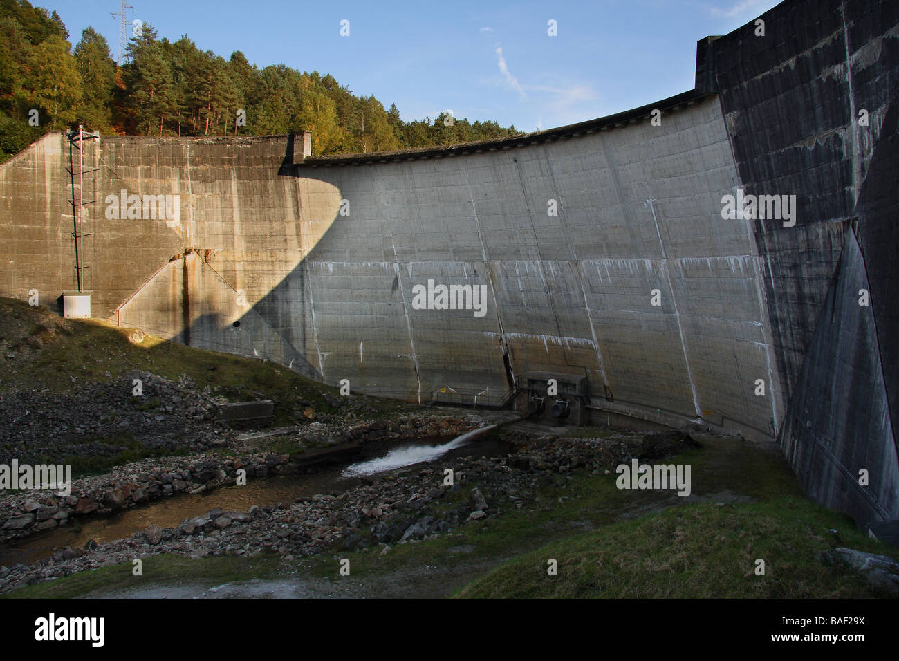 Vue d'un barrage hydroélectrique dans la région de France Bleu du ciel au-delà Banque D'Images