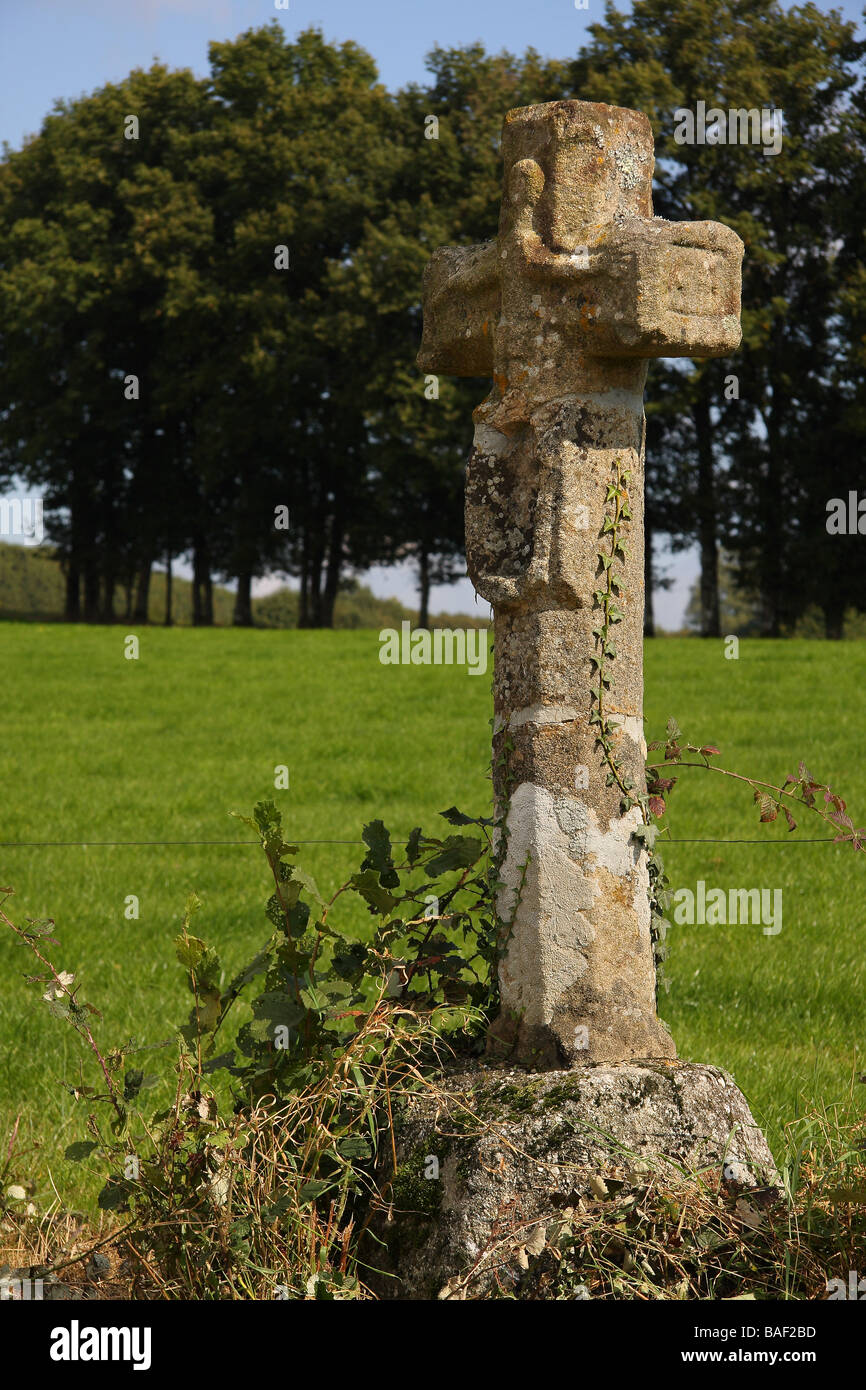 Une croix en pierre sculptée près d'une route dans la région de France Banque D'Images