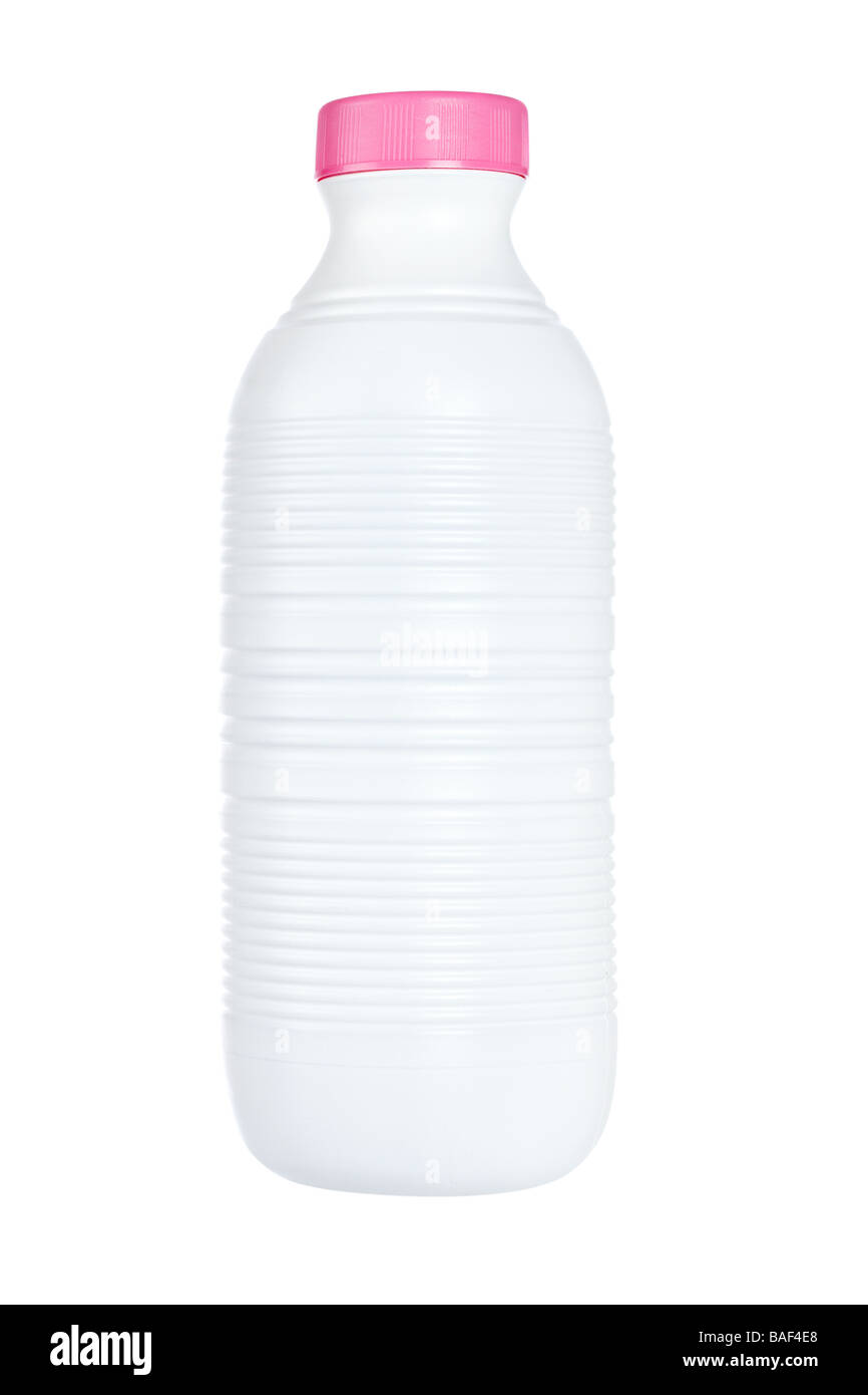 Une bouteille en plastique de lait frais isolé sur fond blanc Banque D'Images