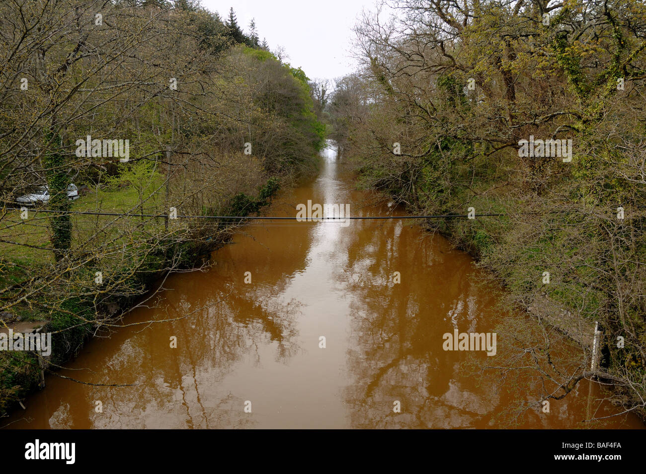 River Teign devient rouge en raison de la pollution provenant d'une carrière voisine South Devon, Angleterre Banque D'Images