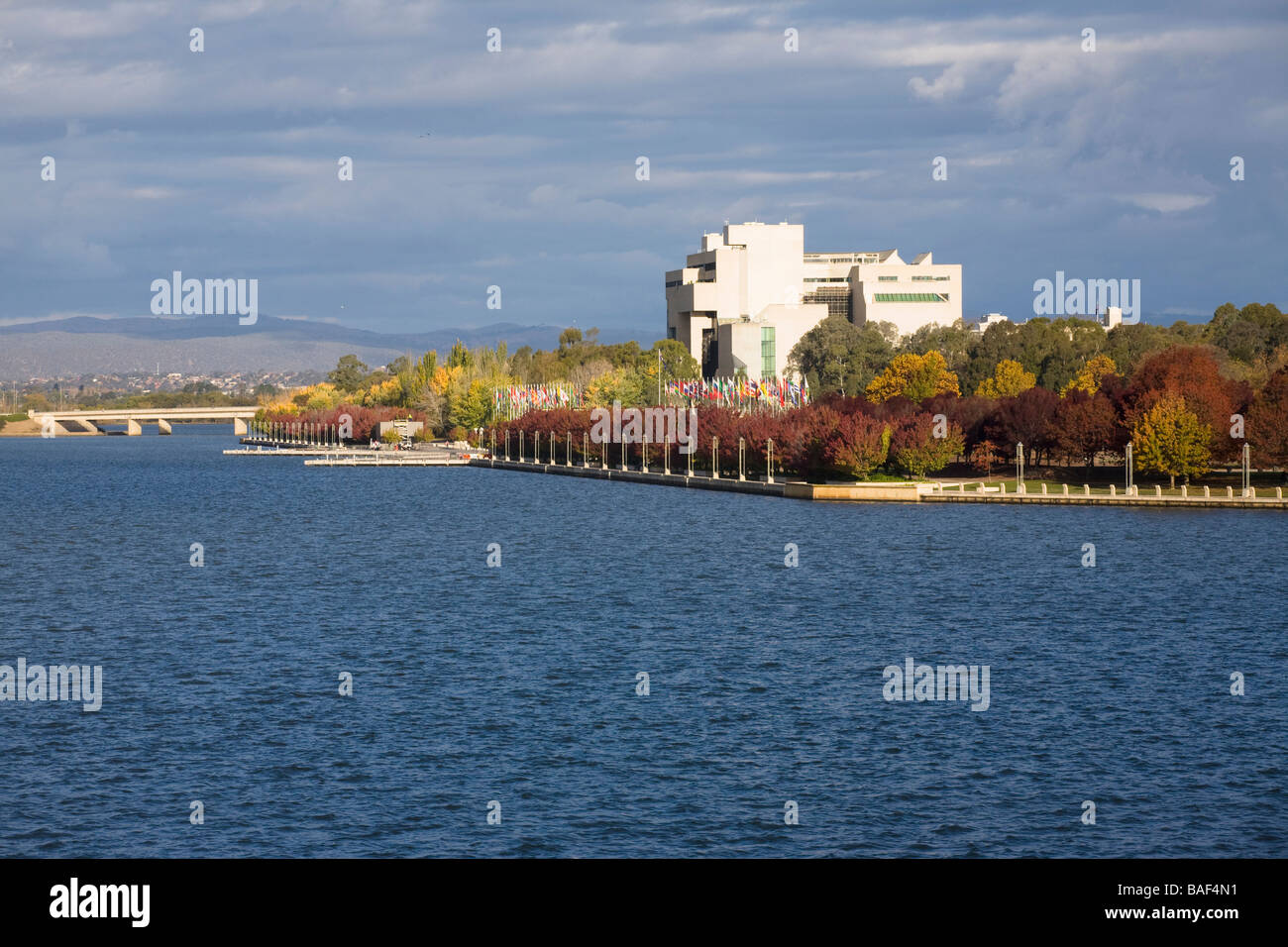 Haute Cour et de la National Gallery sur le lac Burley Griffin, Canberra, Territoire de la capitale australienne, Australie Banque D'Images