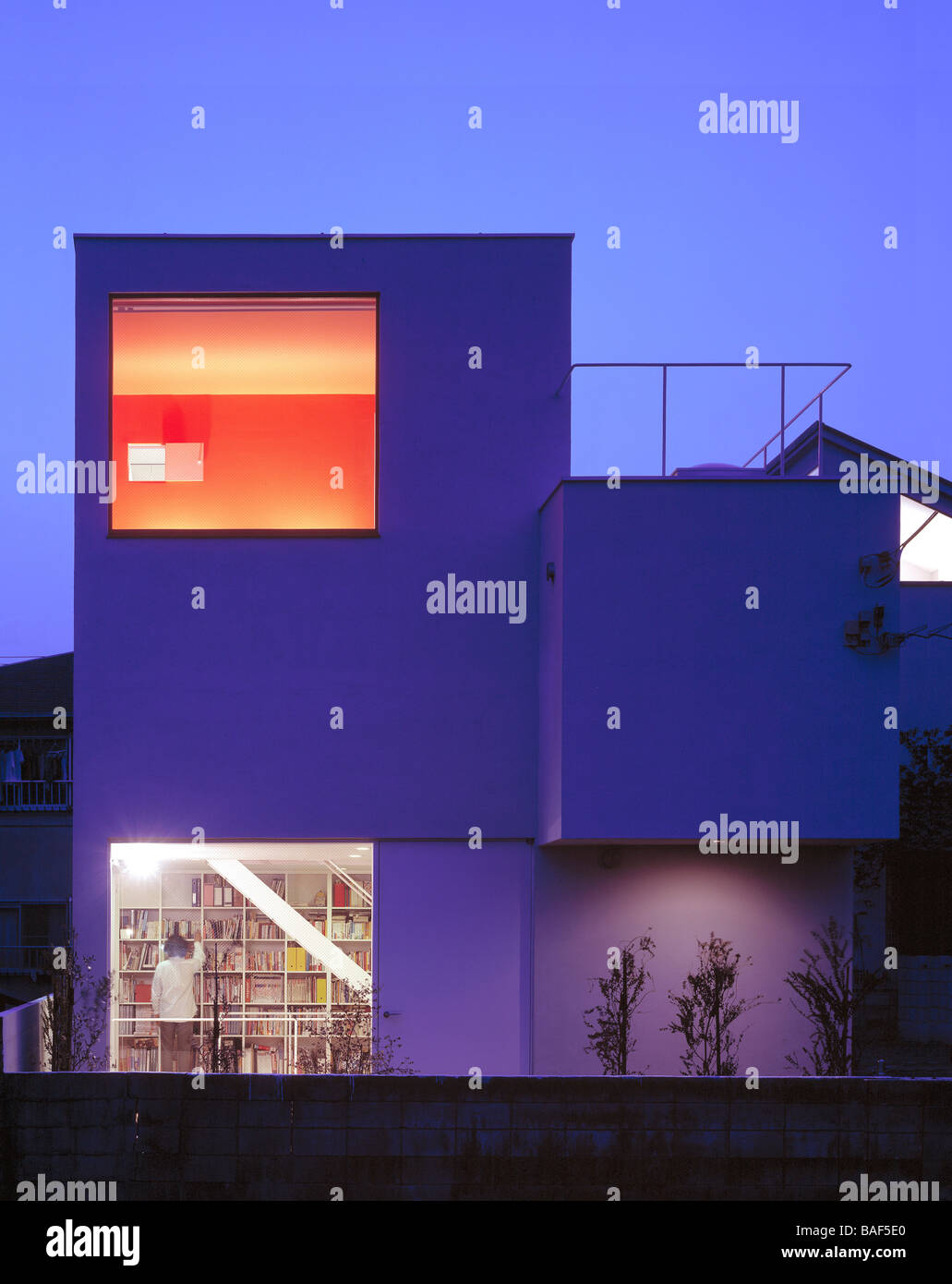 La maison juteux, Tokyo, Japon, Atelier Bow-Wow, Les juteuses chambre vue générale au crépuscule. Banque D'Images