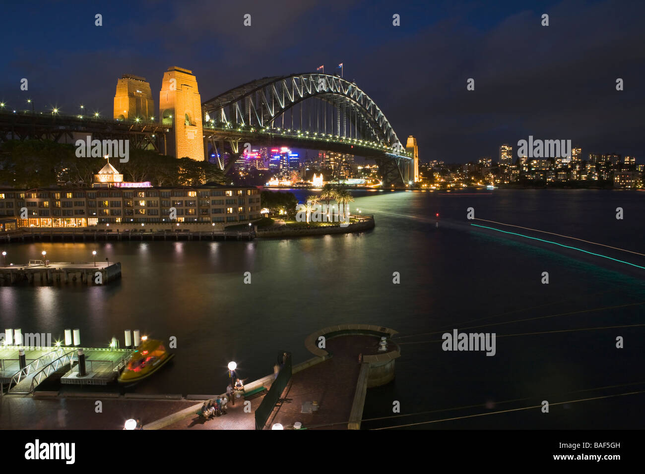 Sydney Harbour Bridge at Dusk, Campbells Cove, Sydney, New South Wales, Australia Banque D'Images