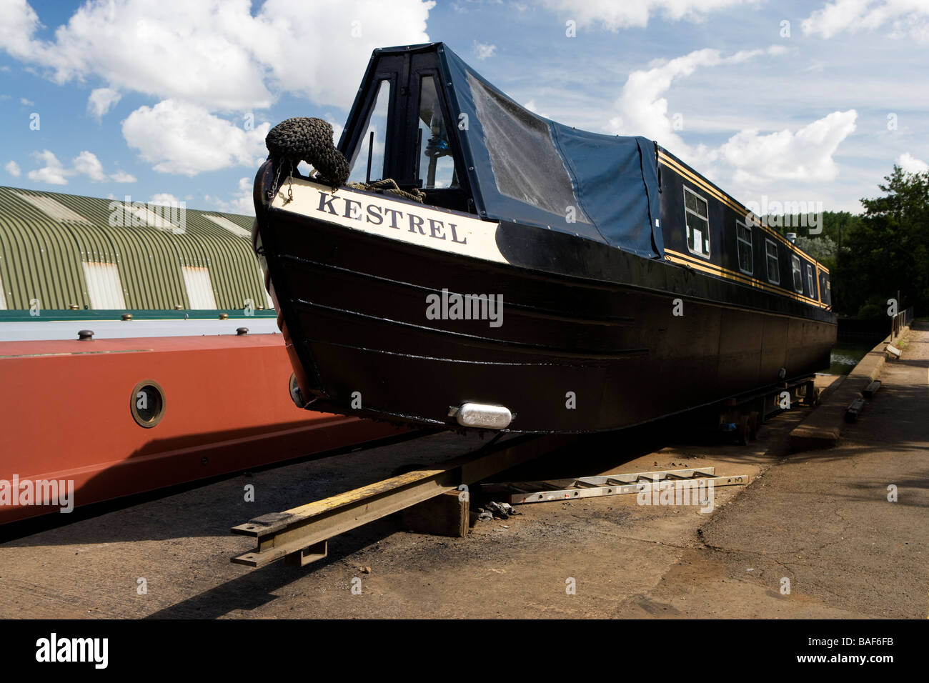 Vue d'un petit bateau de l'eau avec un fond Whilton récemment frappé, Marina, Northamptonshire, England, UK Banque D'Images