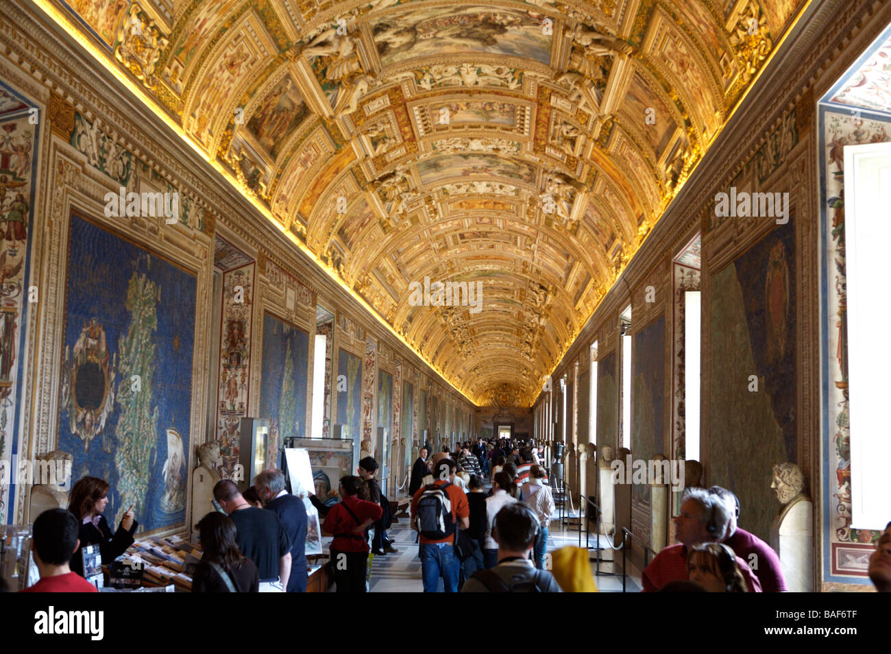 L'un des plafonds richement peint et les couloirs conduisant à la Chapelle Sixtine au Vatican à Rome Banque D'Images