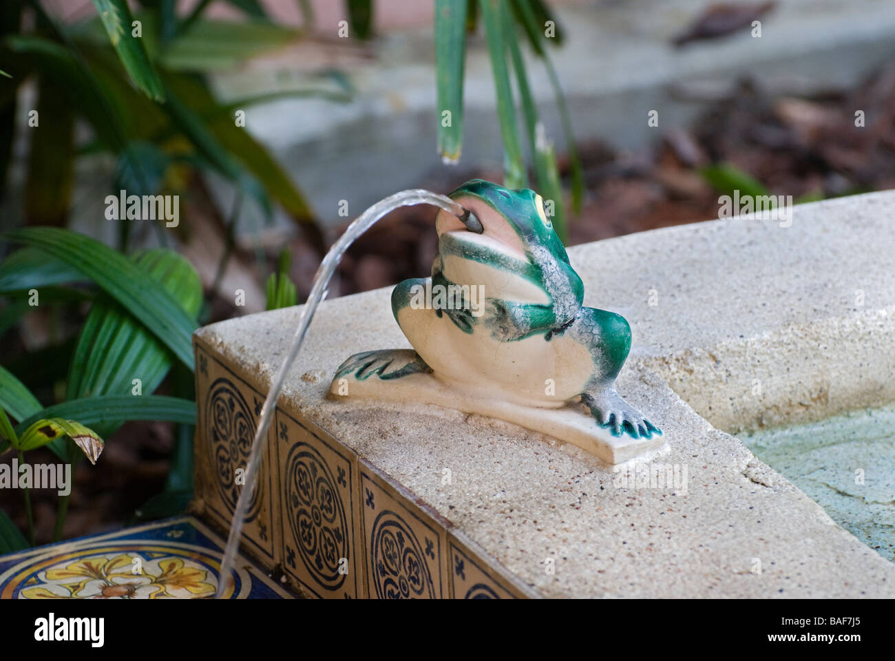 Statuette grenouille sur une fontaine à l'entrée des jardins de la tour Bok National Historic Landmark Lake Wales en Floride Banque D'Images