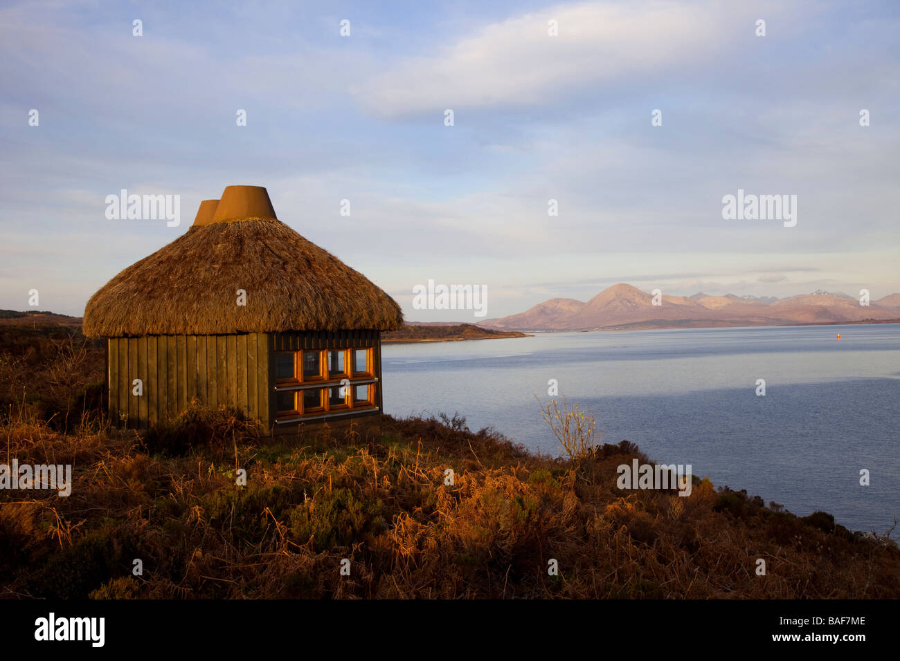 Scottish Bird-Watchers thatched landes en bois observation de la faune cachette surplombant Eileanan Dubha, Loch Alsh, île de Skye, Écosse, Royaume-Uni Banque D'Images
