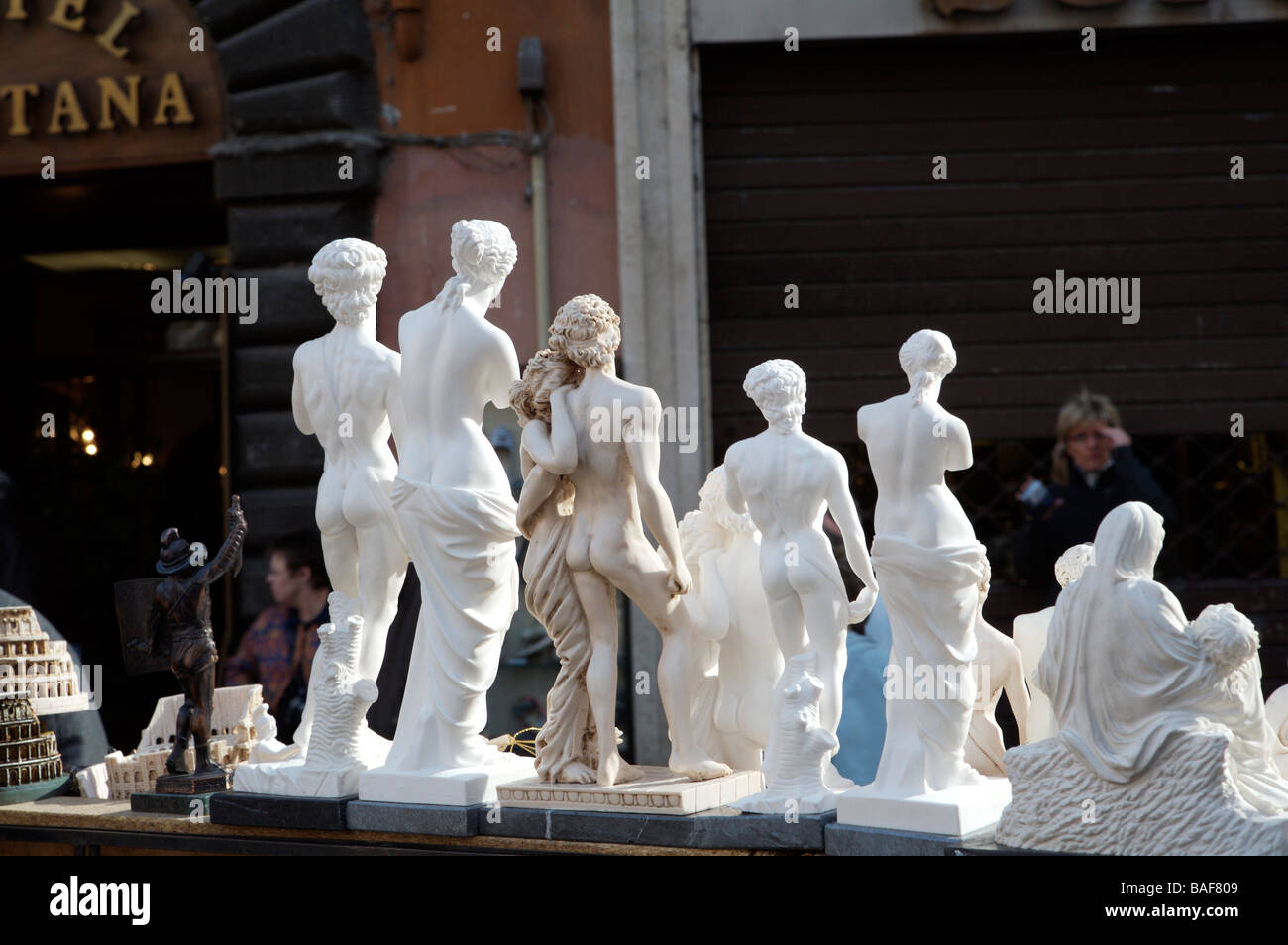Ornamental statue blanche en vente dans la rue de Rome. Banque D'Images