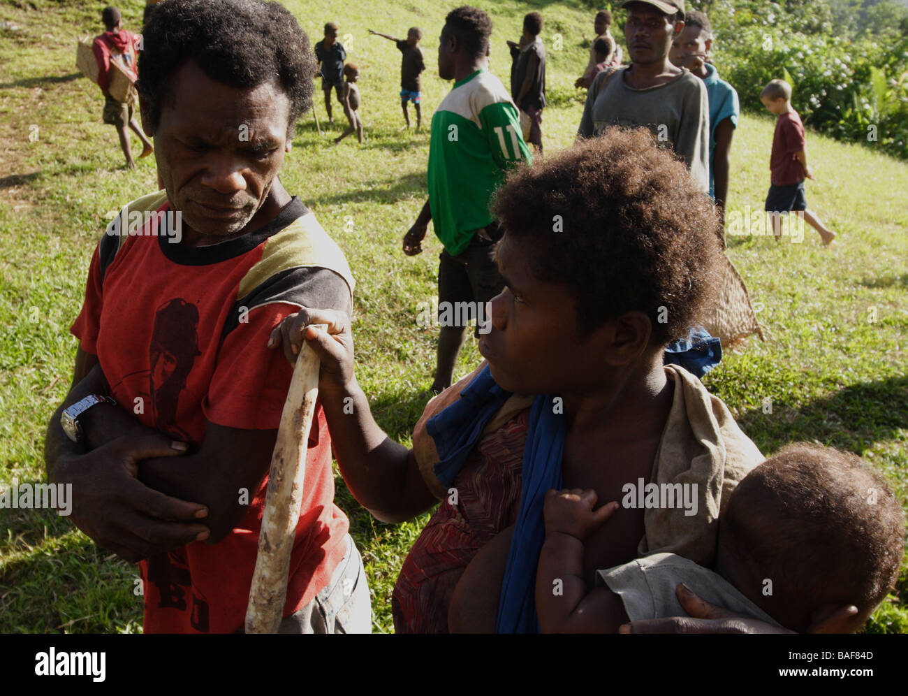 Une petite famille se rassembler dans une clairière sur l'île de Nouvelle Bretagne tout près de la côte de Papouasie Nouvelle Guinée Banque D'Images