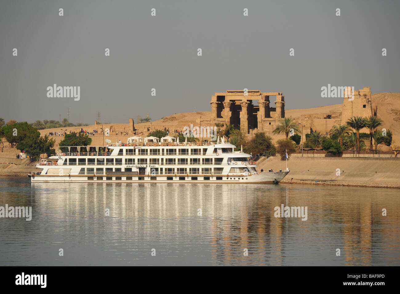 L'Afrique l'Égypte un Abercrombie et Kent Nil bateau de croisière près du Temple de Sobek et Haroeris à Kom Ombo Banque D'Images