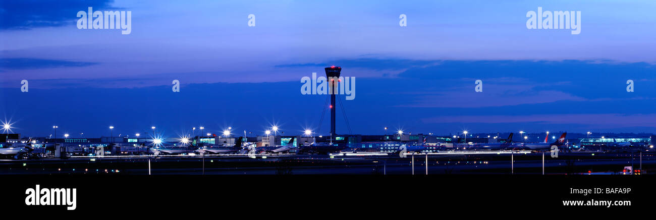 La tour de contrôle de l'aéroport de Heathrow, Londres, Royaume-Uni, Richard Rogers Partnership, tour de contrôle l'aéroport de Heathrow twlight Banque D'Images