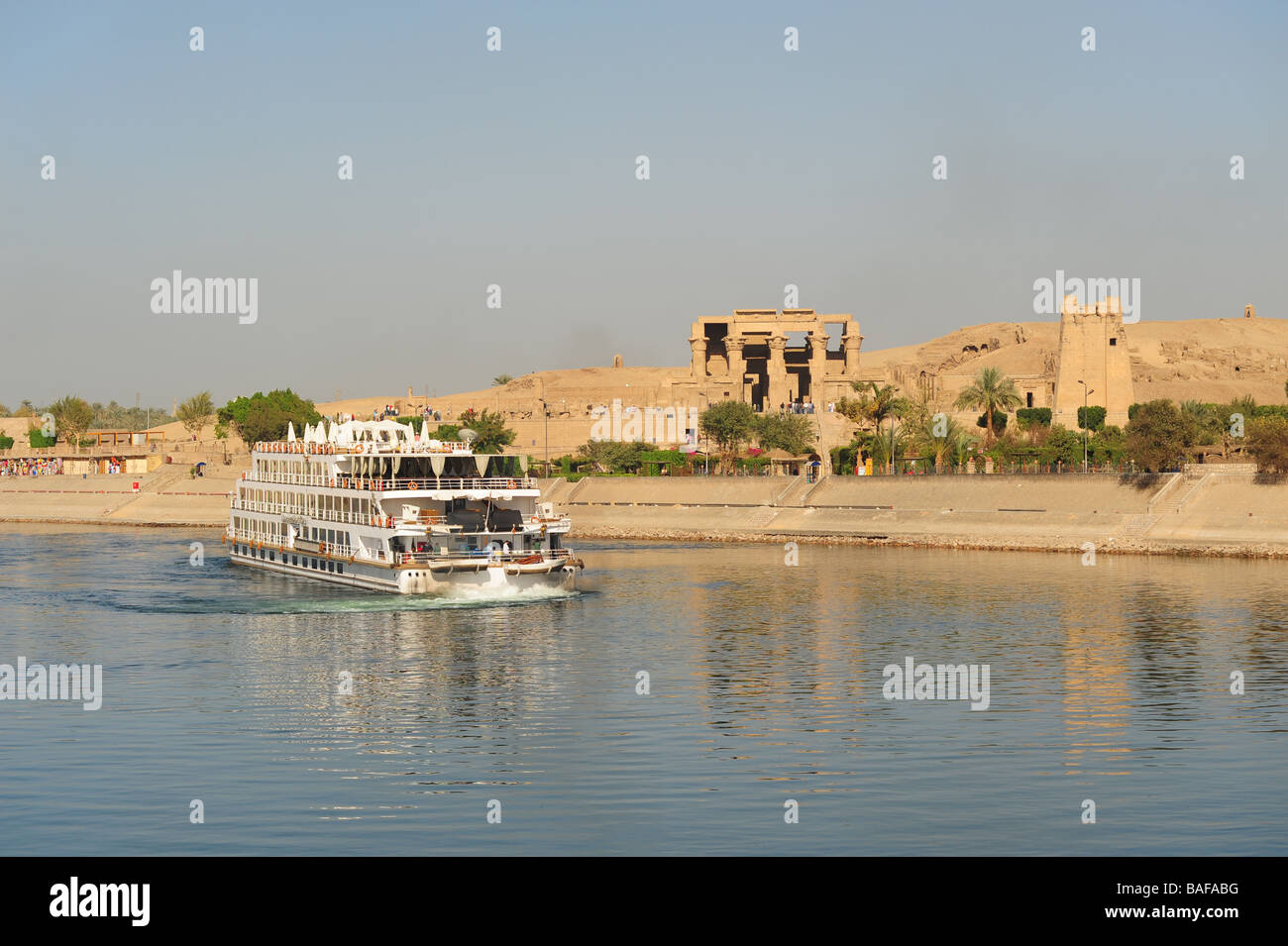 L'Afrique l'Égypte un Abercrombie et Kent Nil bateau de croisière près du Temple de Sobek et Haroeris à Kom Ombo Banque D'Images