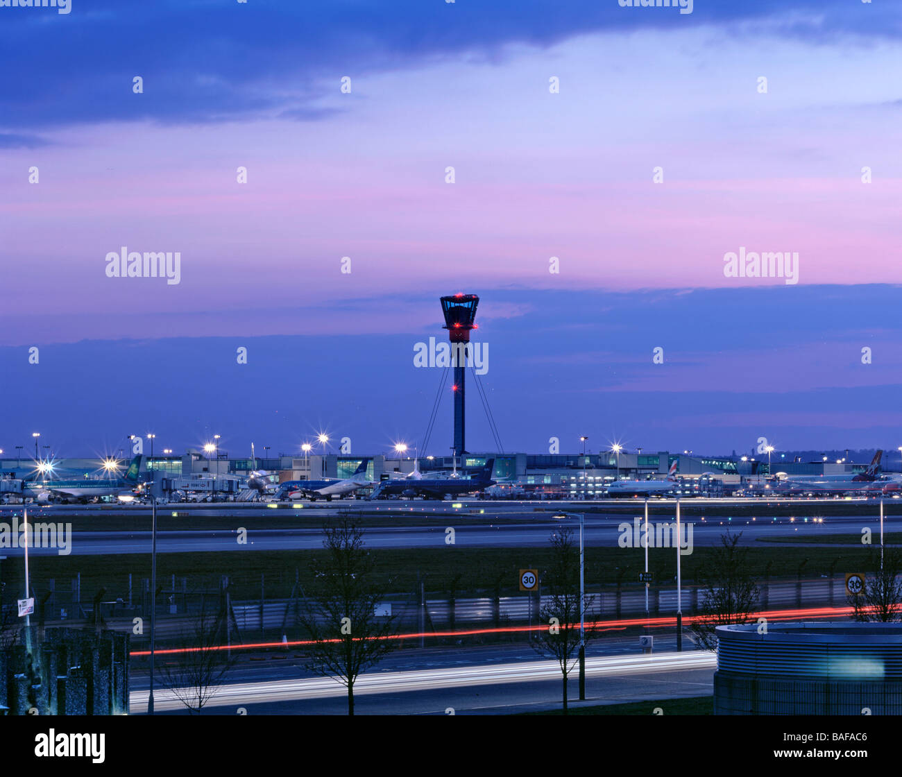 La tour de contrôle de l'aéroport de Heathrow, Londres, Royaume-Uni, Richard Rogers Partnership, tour de contrôle l'aéroport de Heathrow. Banque D'Images