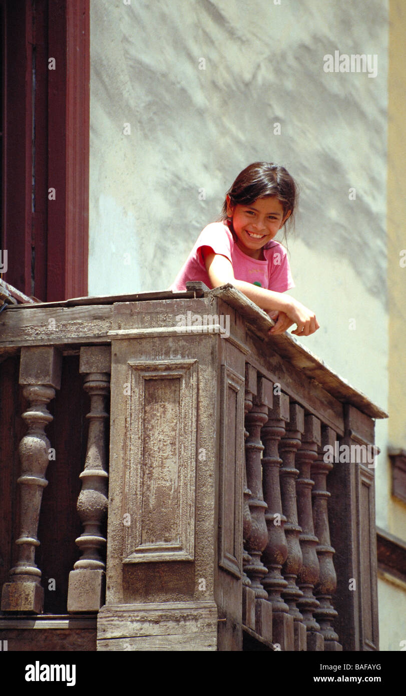 Jeune fille péruvienne sur un vieux balcon baroque espagnol, Lima, Pérou Banque D'Images