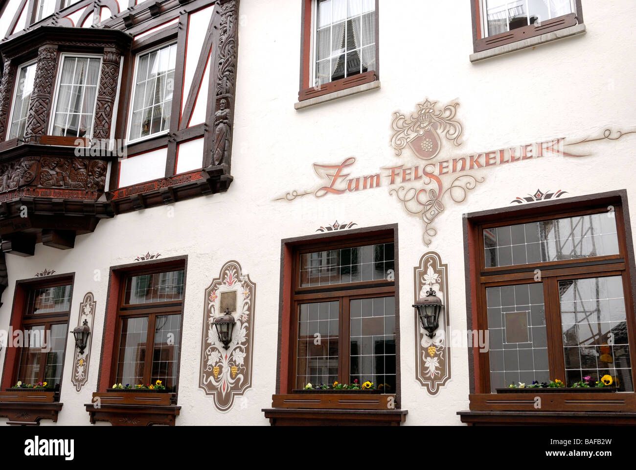 Vue extérieure du restaurant bar à vins typiques à Rudesheim, Allemagne à la façade blanche et marron en bois à colombages Banque D'Images