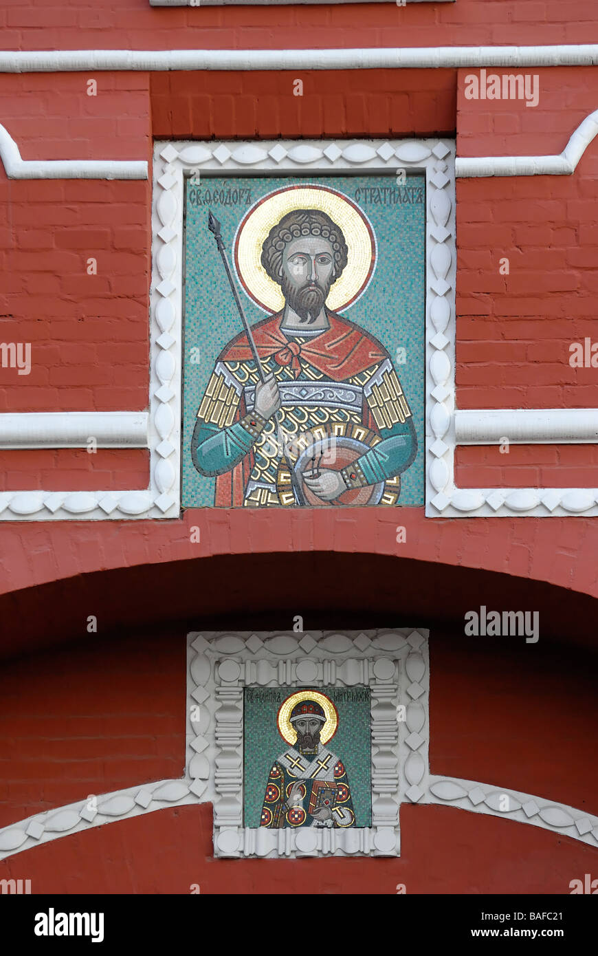 Deux russes icône en mosaïque de Saint Fedor et Saint Philippe sur le mur du bâtiment Banque D'Images