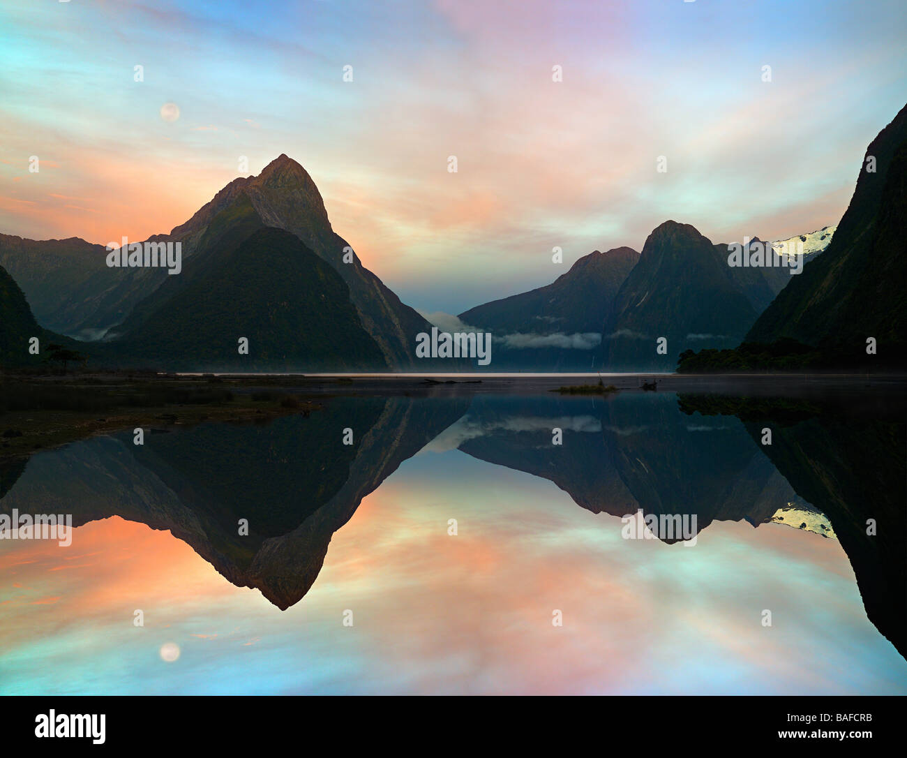 Mitre Peak et Milford Sound à l'aube Banque D'Images