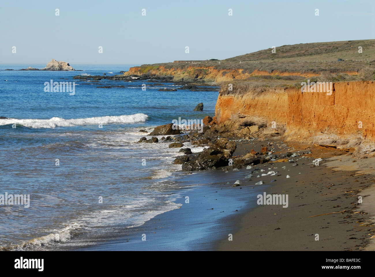 Vue sur l'océan pacifique sur la côte ouest californienne, rock, vagues, falaise et plages Banque D'Images