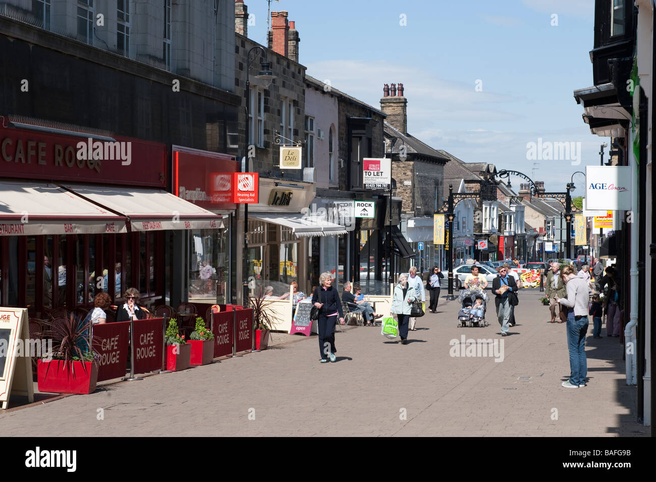 Shoppers on 'Beulah Street', 'à Harrogate North Yorkshire', Angleterre, 'Grande-bretagne' Banque D'Images