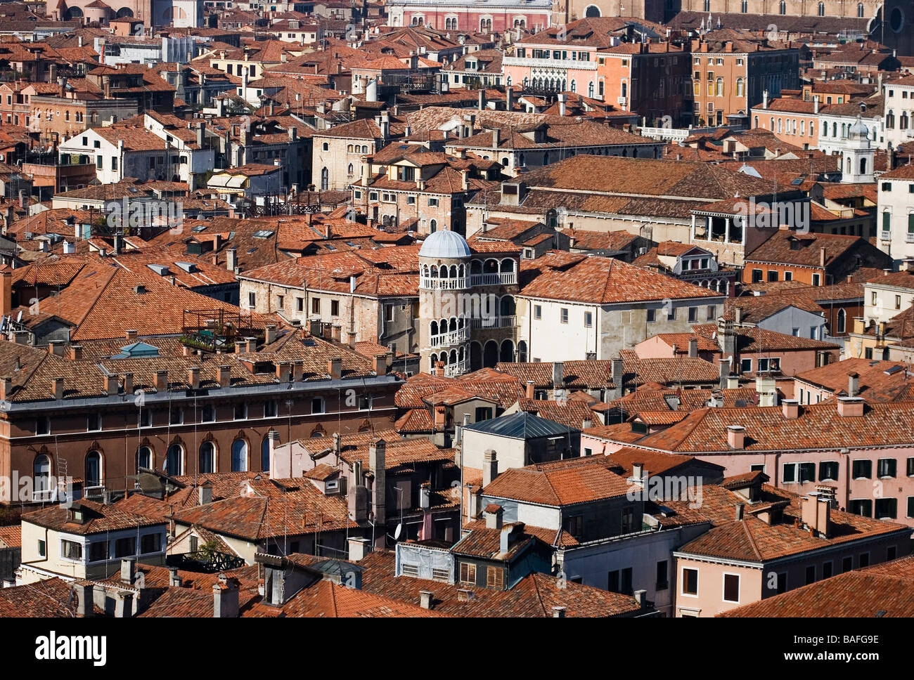 Vue sur toits de Venise et l'escalier en spirale du Palazzo Contarini del Bovolo, comme vu de la tour de St Marks Campanile Banque D'Images