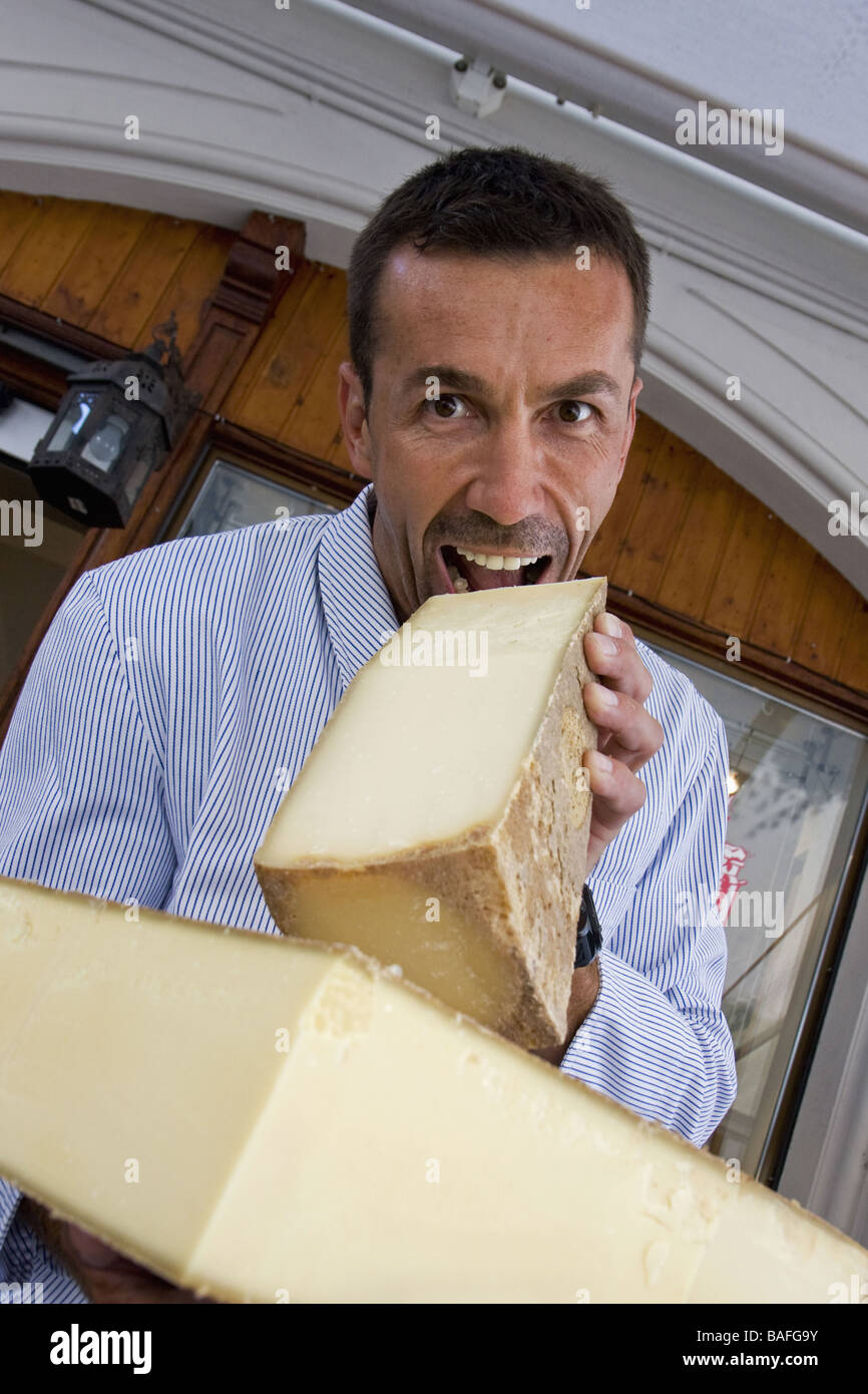 L'homme de manger du fromage gruyère Banque D'Images