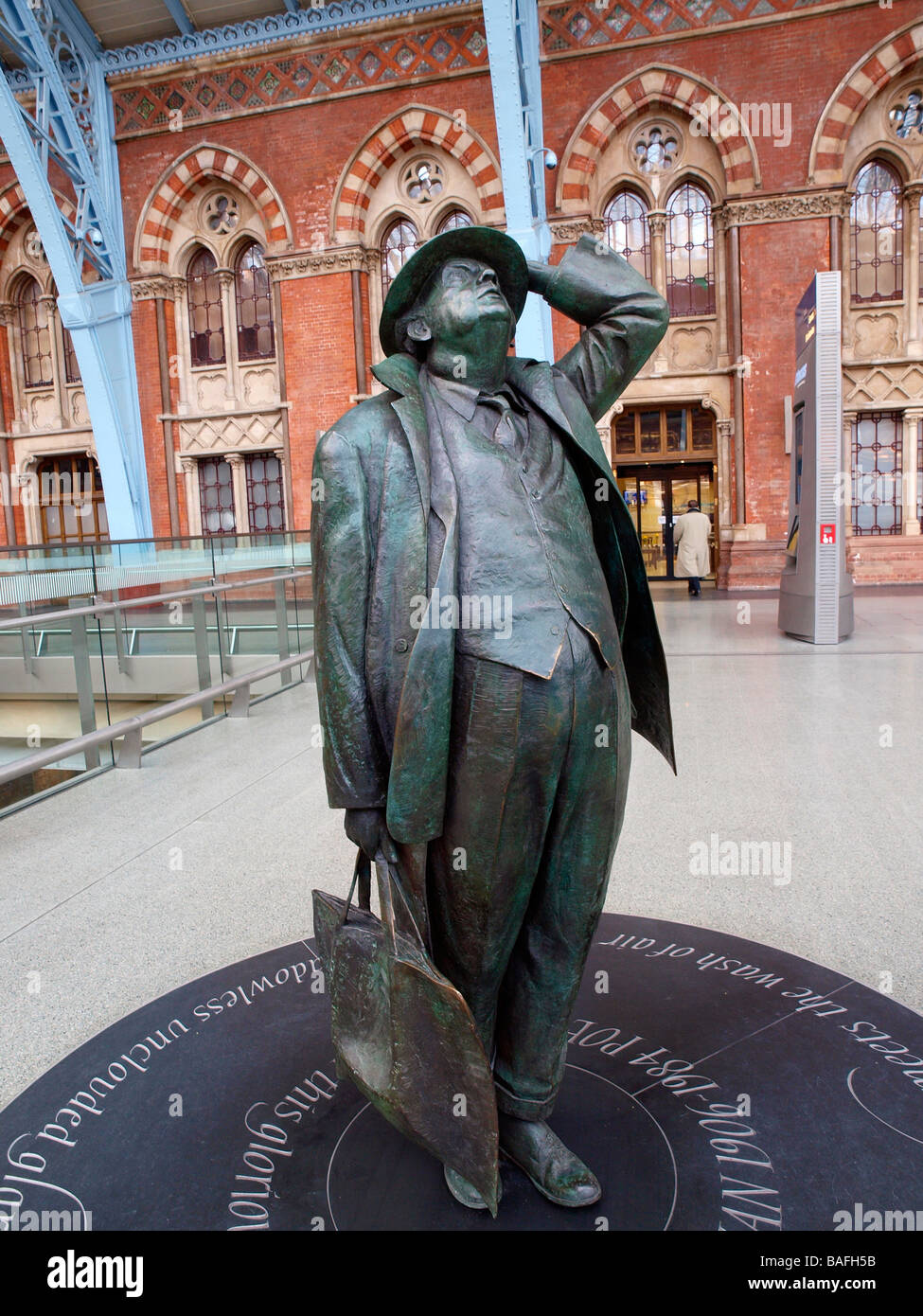 Martin Jennings sculpture Sir John Betjeman dans le grand hall à St Pancras Londres Angleterre Banque D'Images