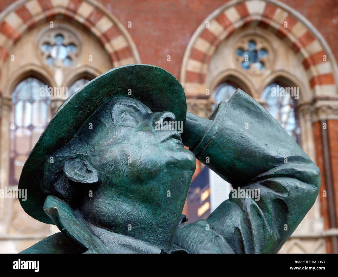 Martin Jennings sculpture Sir John Betjeman dans le grand hall à St Pancras Londres Angleterre Banque D'Images