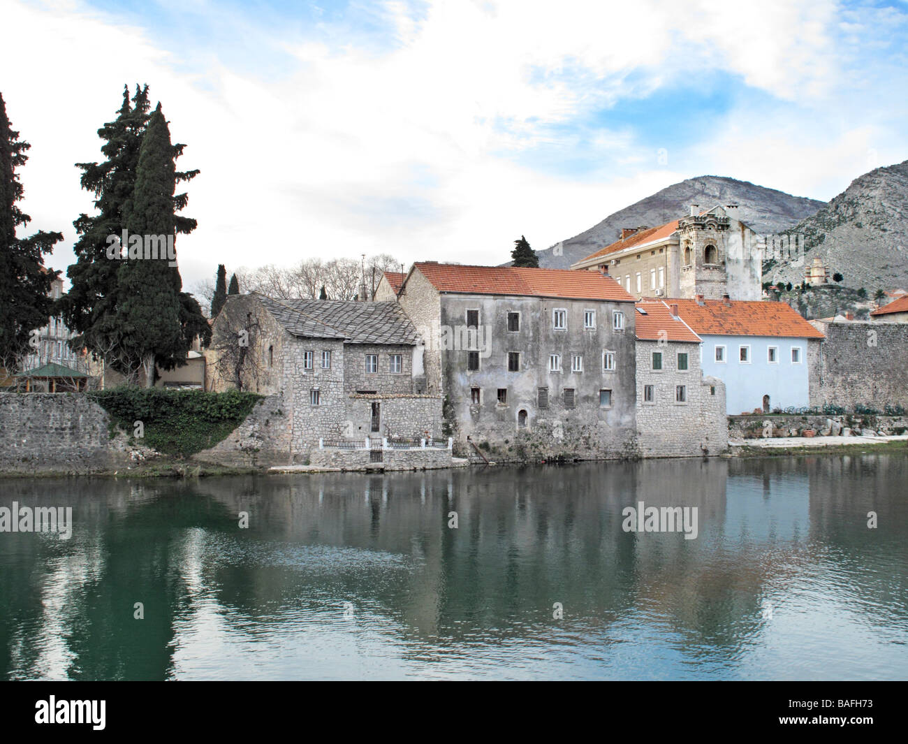 La Bosnie-et-Herzégovine Republik Srpska d'un village pittoresque scène sur la banque de rivière Trebisnjica en ville Trebinje Banque D'Images