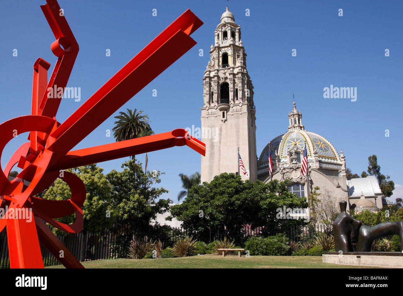 Musée de l'homme avec une sculpture appelée tumbleweed par Mark di Suvero au premier plan le Balboa Park, San Diego, California USA Banque D'Images