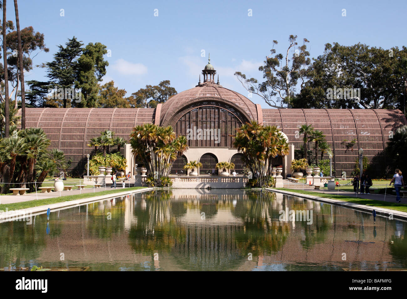L'extérieur de l'immeuble jardin botanique de l'étang au premier plan dans le Balboa Park, San Diego, California USA Banque D'Images
