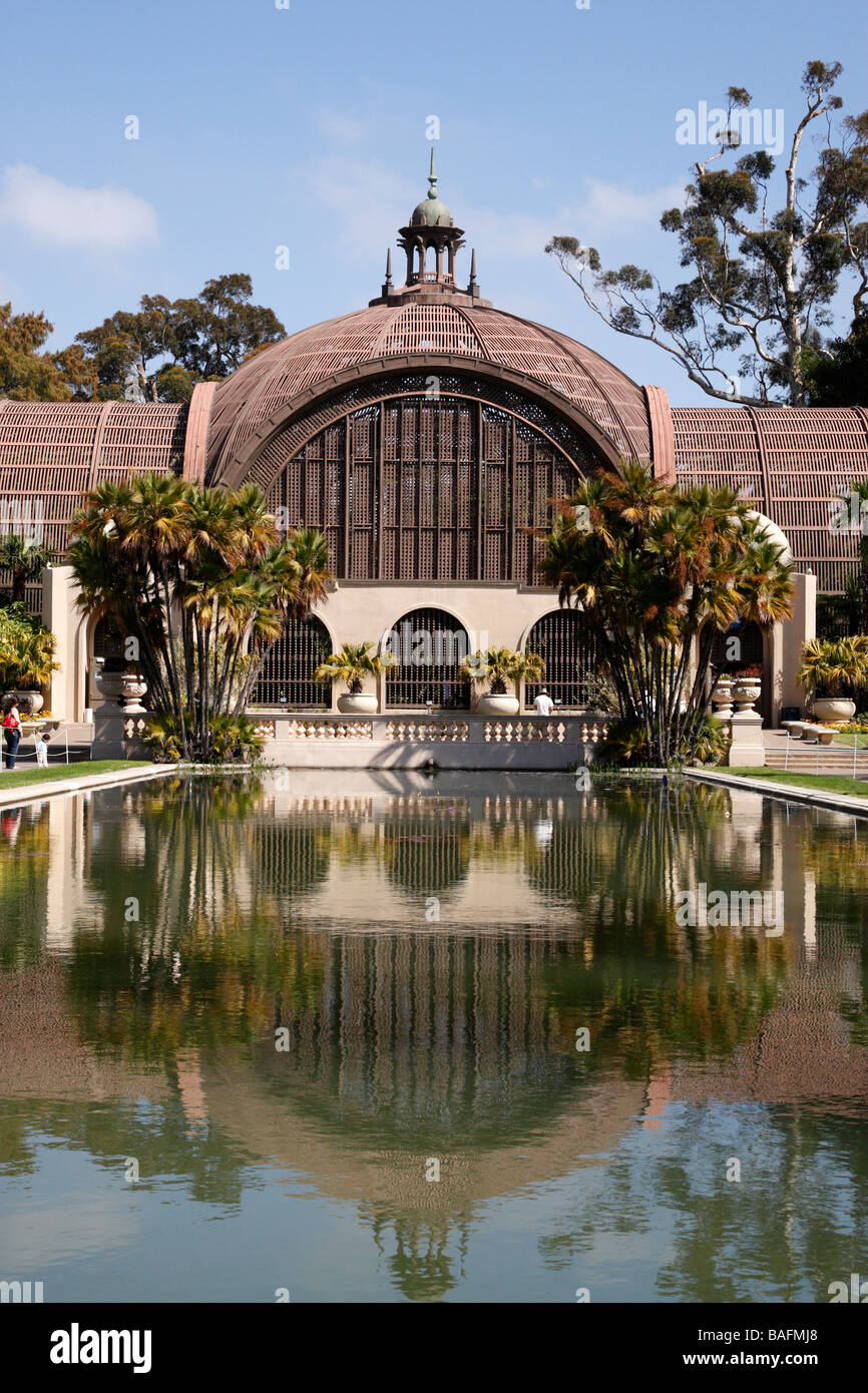 L'extérieur de l'immeuble jardin botanique de l'étang au premier plan dans le Balboa Park, San Diego, California USA Banque D'Images