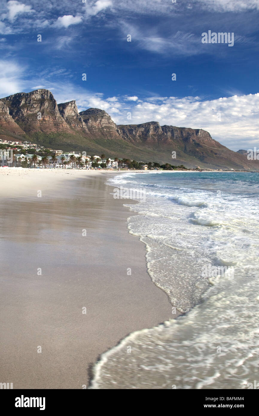 Vue vers les montagnes des Douze Apôtres de la plage de Camps Bay, Cape Town, Afrique du Sud Banque D'Images