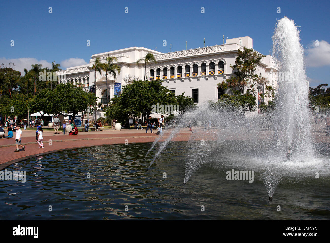 Les fontaines d'eau avec le musée d'histoire naturelle à l'arrière-plan le Balboa Park, San Diego, California USA Banque D'Images