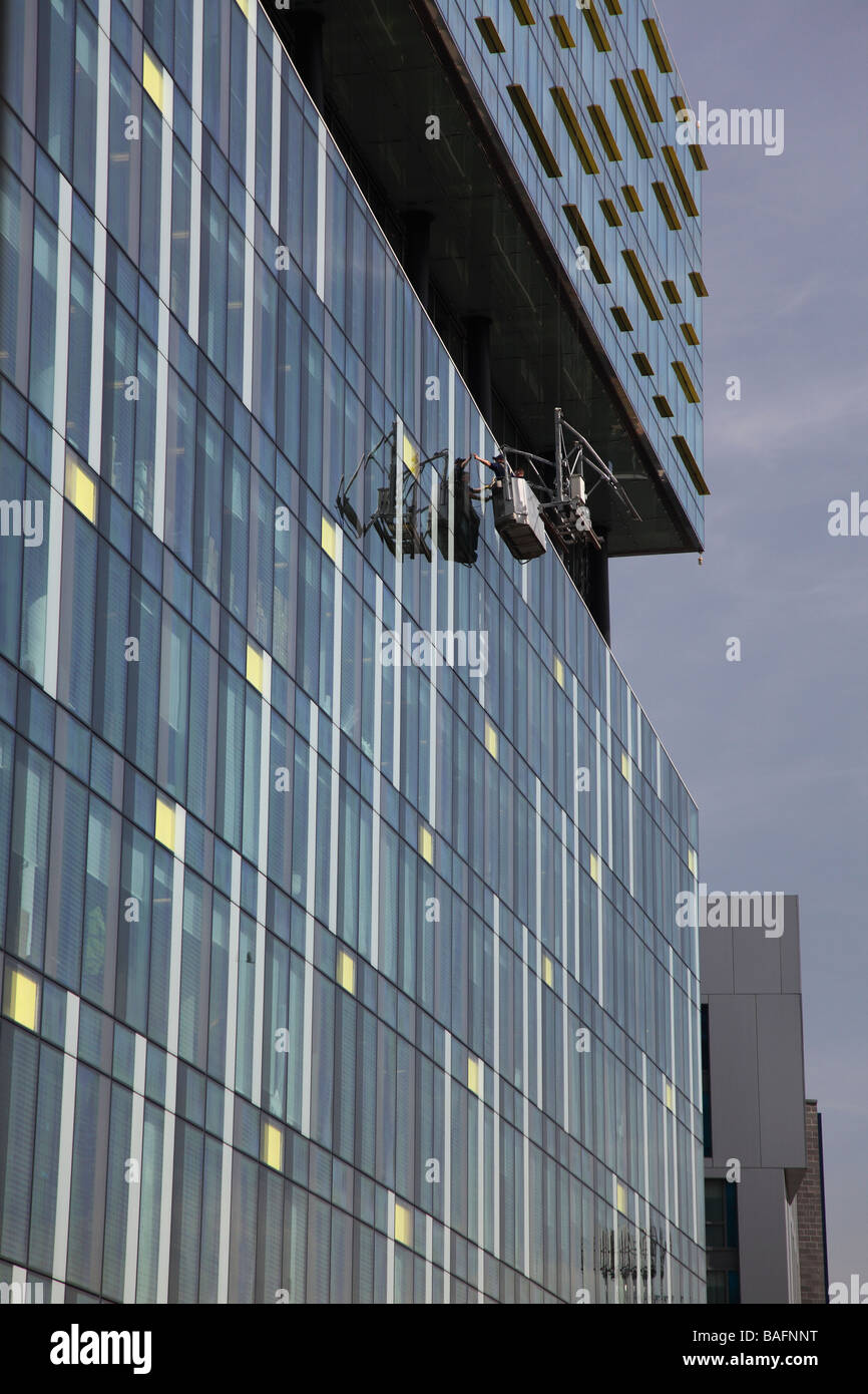 Nettoyage de vitres en berceau suspendu de Londres comme l'une des tours en verre Banque D'Images