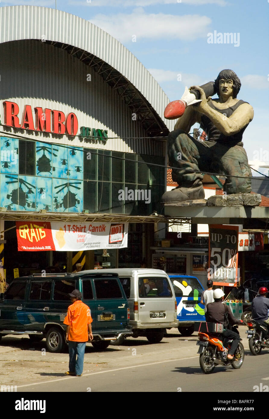 Rambo en dehors d'un magasin de jeans figure à Jalan Cihampelas Bandung , , Indonésie Banque D'Images