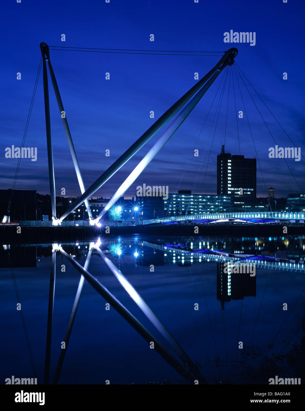 L'ensemble pont piétonnier de Newport sur Twilight Banque D'Images