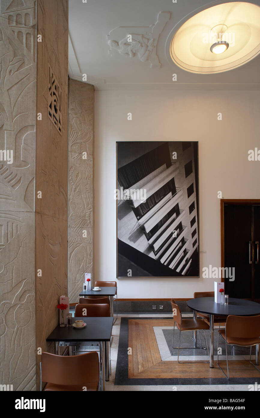 Bâtiment 1934 Riba, Londres, Royaume-Uni, Grey Wornum, Riba 1934 bâtiment intérieur de café avec des tables et chaises. Banque D'Images