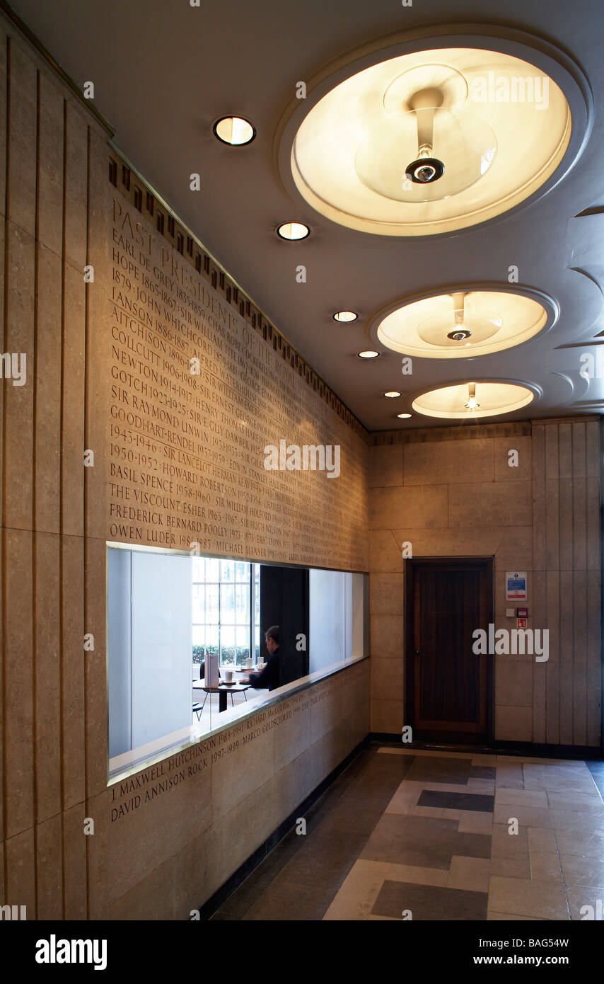 Bâtiment 1934 Riba, Londres, Royaume-Uni, Grey Wornum, Riba 1934 bâtiment vue intérieure d'un mur extérieur d'nouveau café sur le sol Banque D'Images