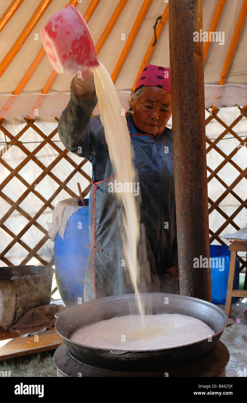 La Mongolie, province Arkhangai, Hotont Khalka, District de beurre faire nomade Banque D'Images