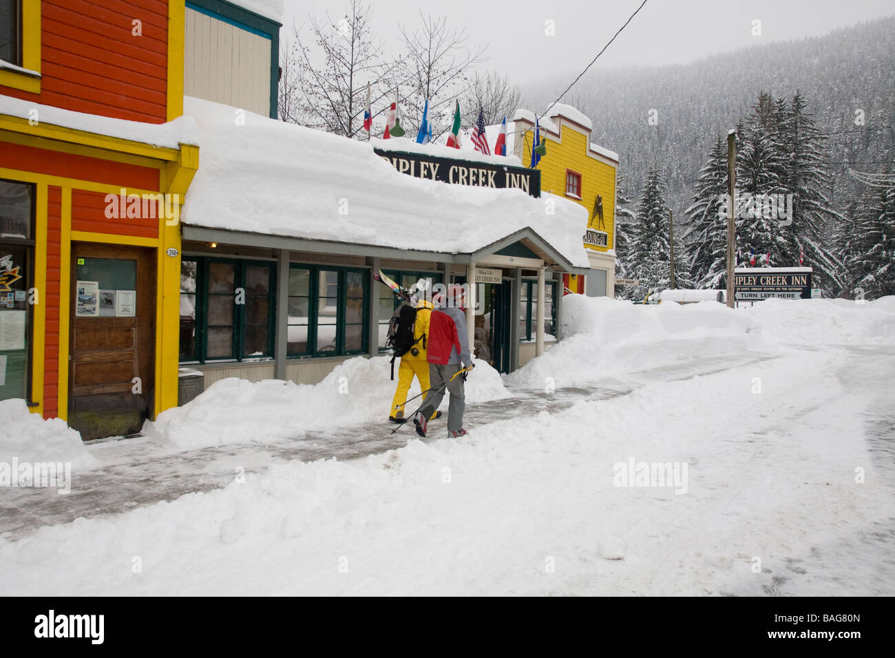 2 skieurs dans Stewart British Columbia canada Banque D'Images