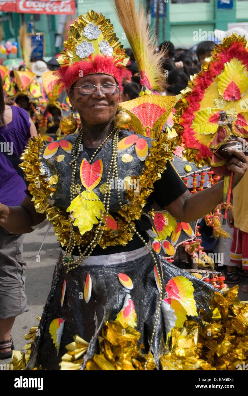 Reveler en costume à l'Ati-Atihan festival à Kalibo, Philippines Banque D'Images