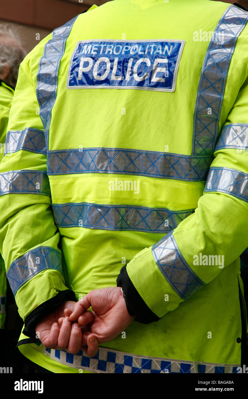 Policier avec les mains derrière le dos. Banque D'Images