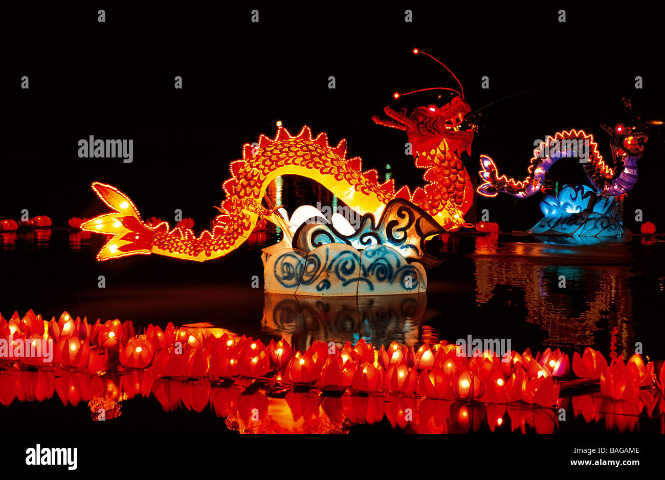 Vietnam, Saigon (Ho Chi Minh Ville), Dam Sen Park, Tet festival, dragons et fleurs de lotus lumineux Banque D'Images