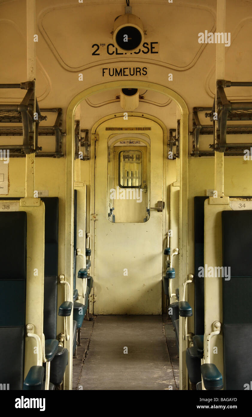 Vue intérieure d'un wagon de chemin de fer français s 1940 terminé à la crème Banque D'Images