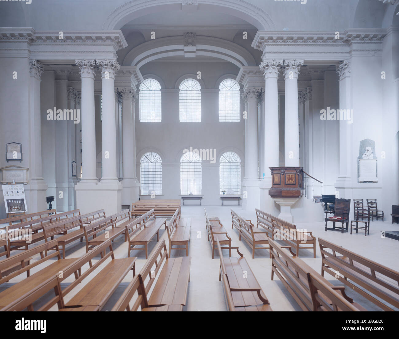 Eglise St Georges, Londres, Royaume-Uni, Hawksmoor et Molyneux Kerr, église St Georges sur mur nord. Banque D'Images