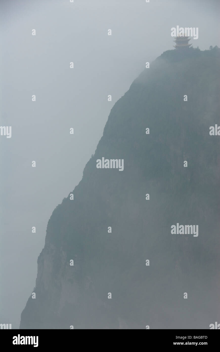 Vue d'une falaise avec temple bouddhiste entouré par des nuages et de la brume Mt Emei Shan Chine Sichuan Banque D'Images