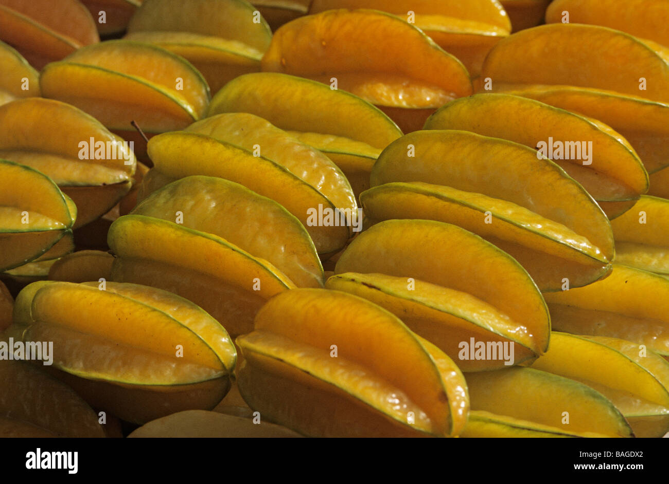La Malaisie, Bornéo, province de Sabah, Kota Kinabalu, carambole sur le marché central Banque D'Images