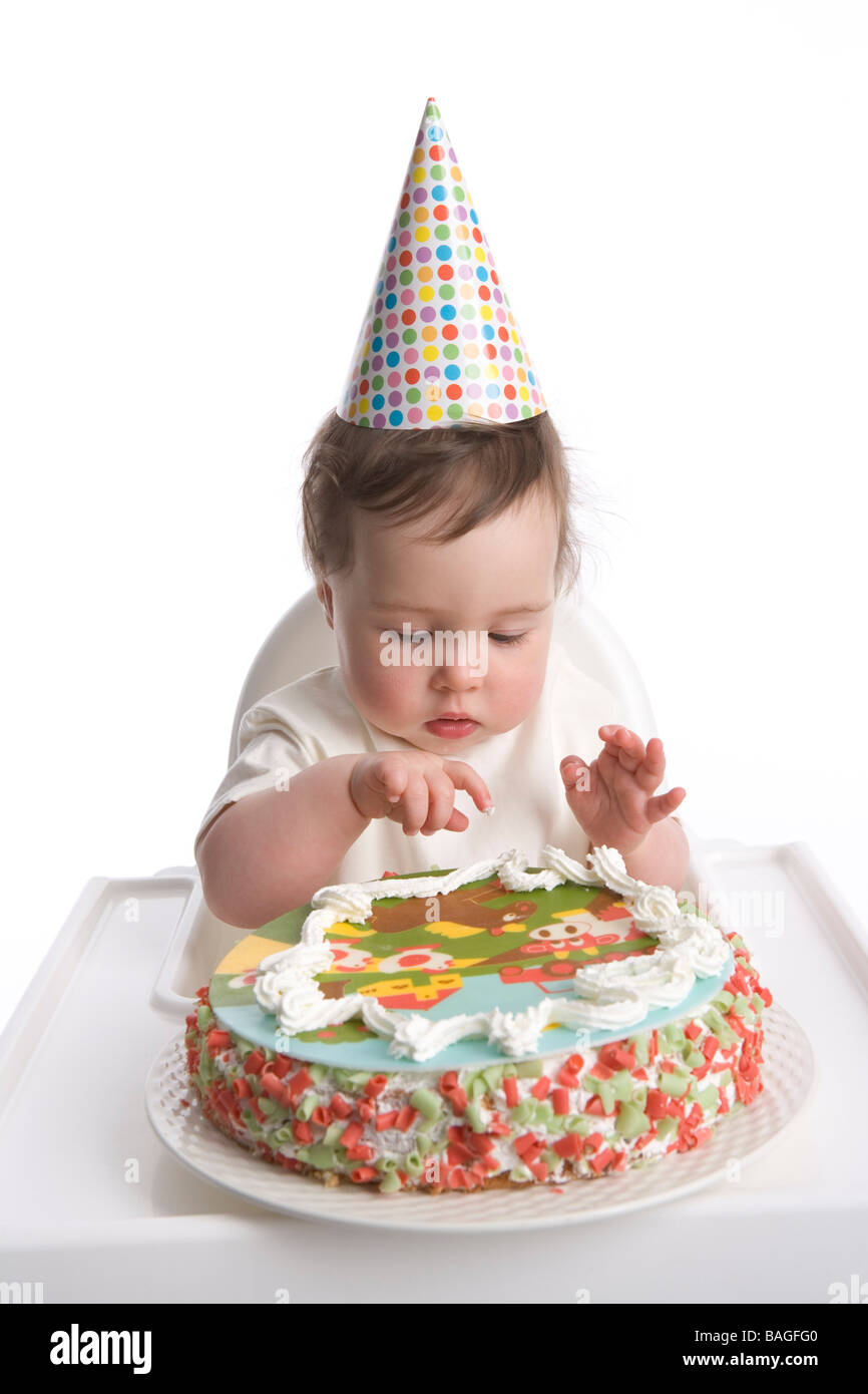 Premier anniversaire avec chapeau de fête et d'anniversaire gâteau- Banque D'Images