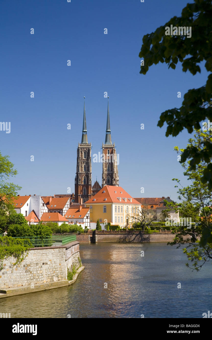 Ostrow Tumski voir de l'autre rive d'un fleuve Odra Pologne Banque D'Images